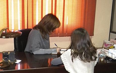 Gabinete Psicopedagógico C.E.T.E. psicóloga evaluando a una adolescente